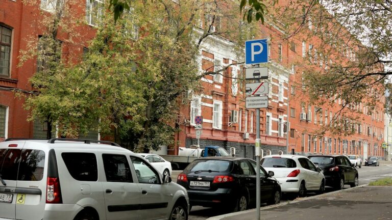 Illustrative Moscow street scene; not a photograph of the 1994 incident